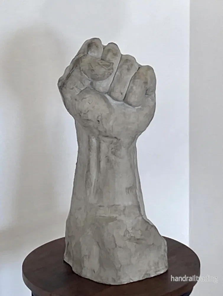 Per Fernhagen – Venceremos, concrete sculpture of a fist Per Fernhagen – Venceremos, concrete sculpture of a fist