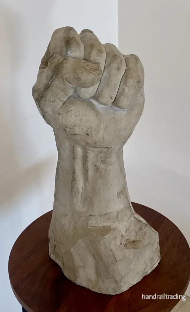 Per Fernhagen - Venceremos, concrete sculpture of a fist - Bild 2