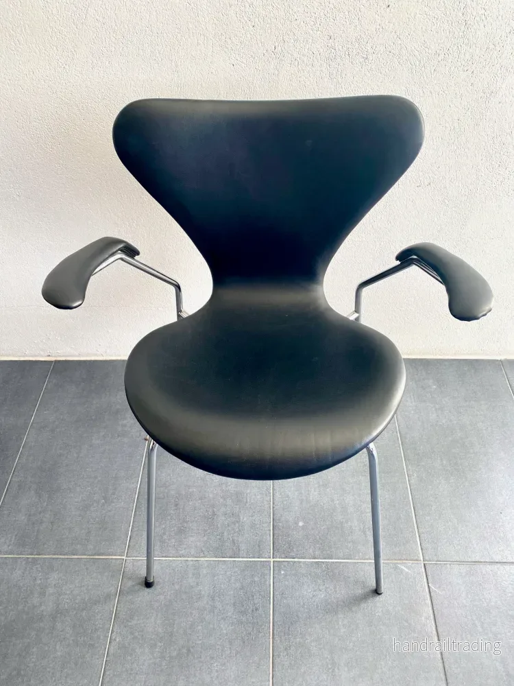 Arne Jacobsen - Set of 6 Seven chairs in black leather and with armrests - Bild 2
