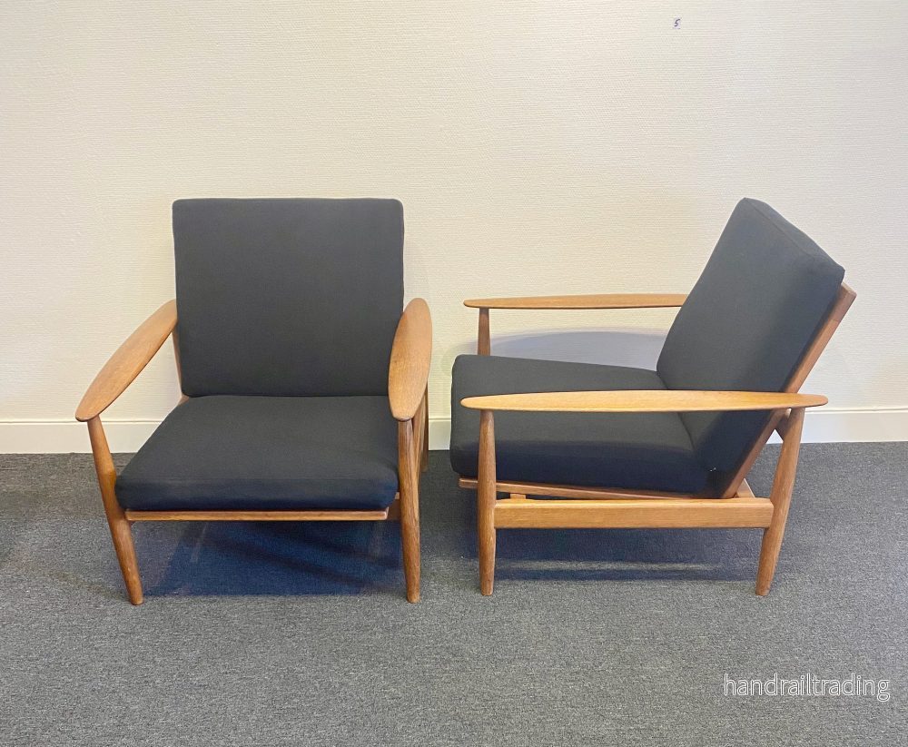 Set of 2 teak easy chairs