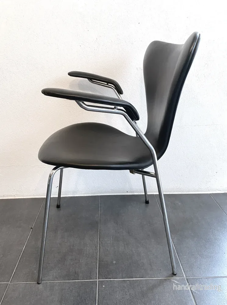 Arne Jacobsen - Set of 6 Seven chairs in black leather and with armrests - Bild 3