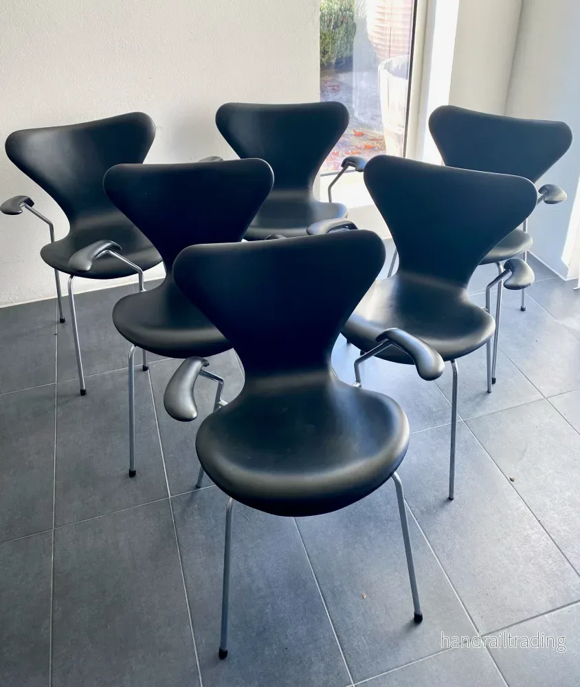 Arne Jacobsen – Set of 6 Seven chairs in black leather and with armrests Arne Jacobsen – Set of 6 Seven chairs in black leather and with armrests